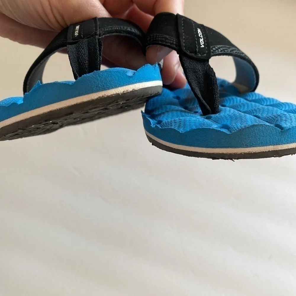 Volcom recliner flip flops boys 4 four barely worn blue black